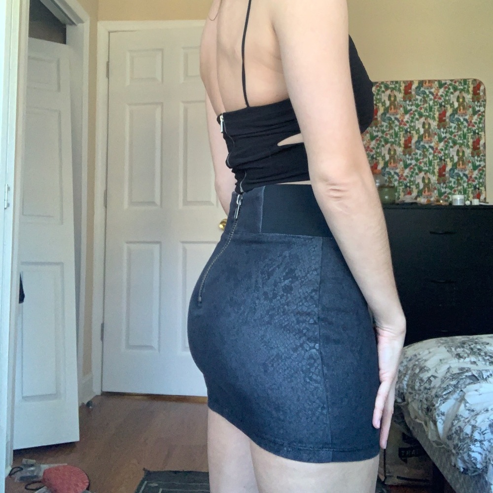 3/25 Snakeskin pattern mini skirt - Picture 3 of 6